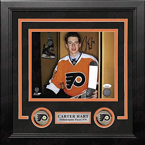 Хокей на снимка Картър Харт в съблекалнята на Филаделфия Флайърс в рамка с размери 8 х 10 инча с автограф - JSA Аутентифицировала