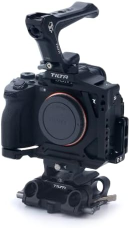 Комплект Tilta Half Cage Pro е съвместим с Sony a7R V, с аксесоари за закрепване чрез НАТО, студени башмаком и резба